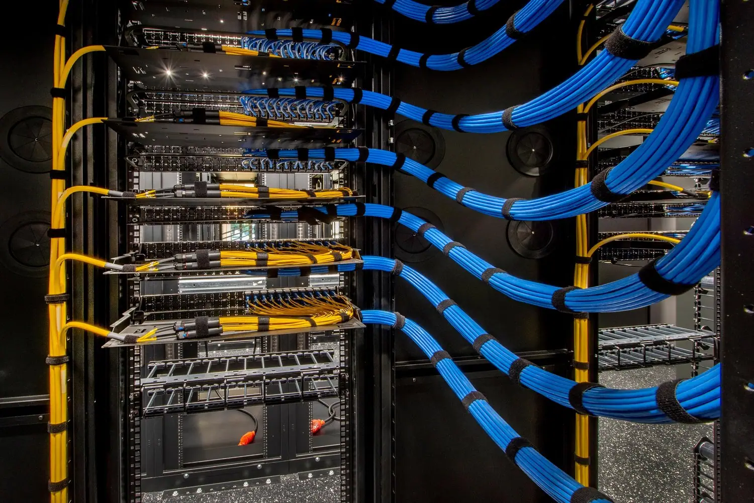 Porównanie różnych typów łączy internetowych dla firm