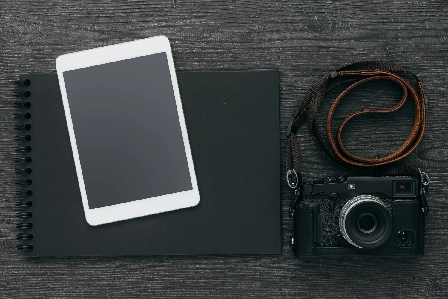 Tablet w fotografii studyjnej - kontrola oświetlenia i parametrów