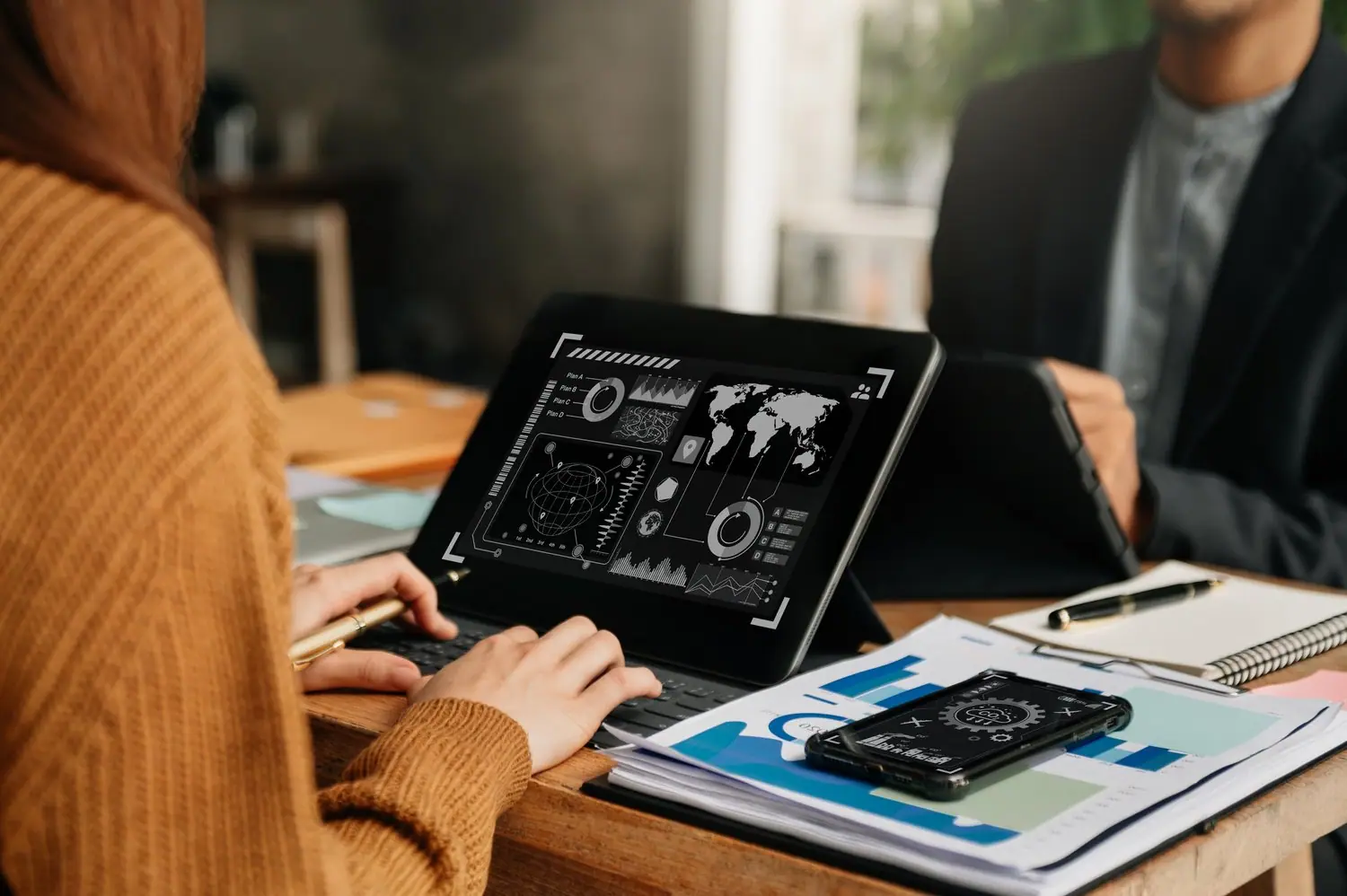 Tablet w pracy zdalnej - niezbędne ustawienia i aplikacje