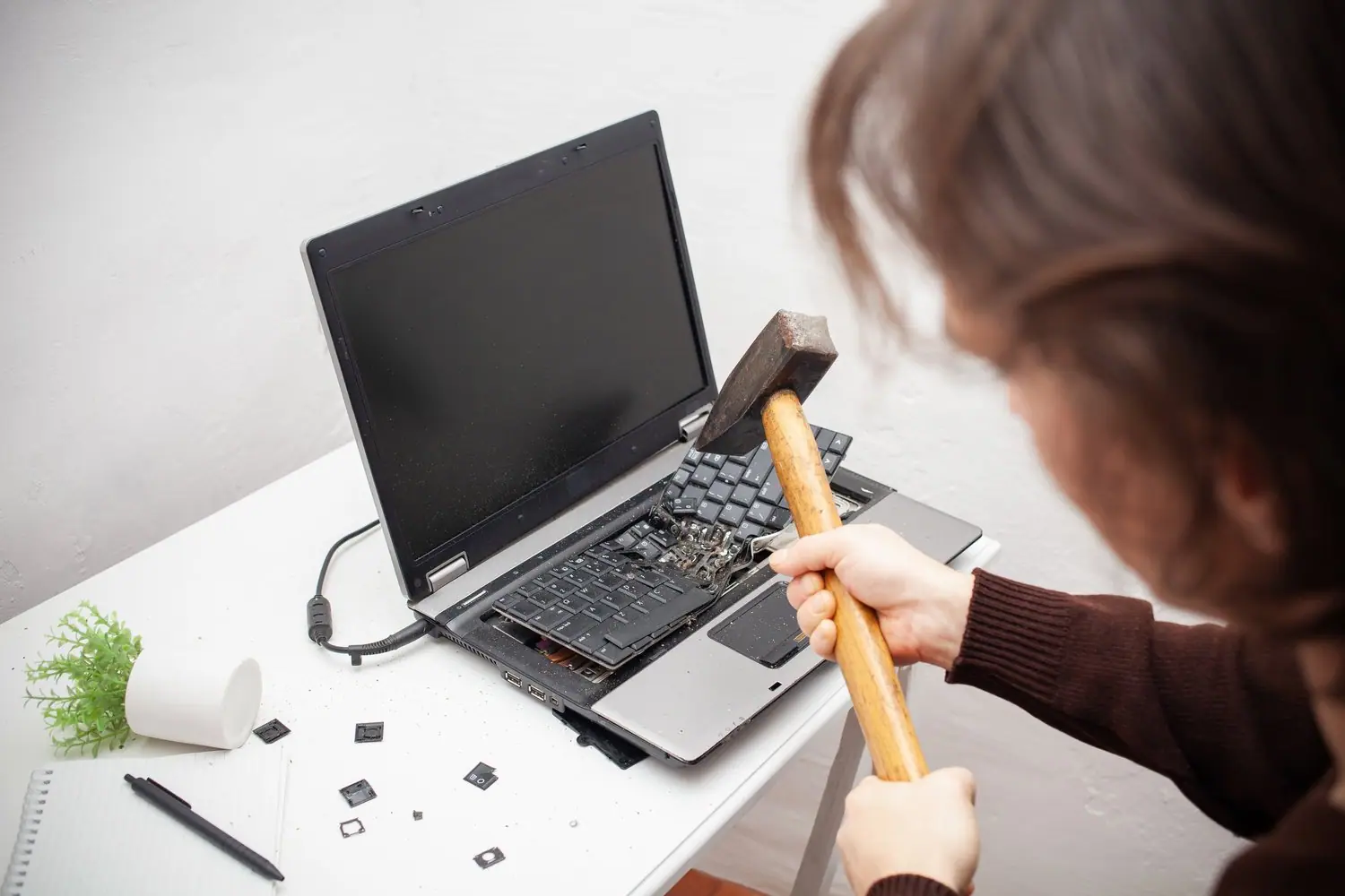 Jak naprawić uszkodzone zawiasy w laptopie
