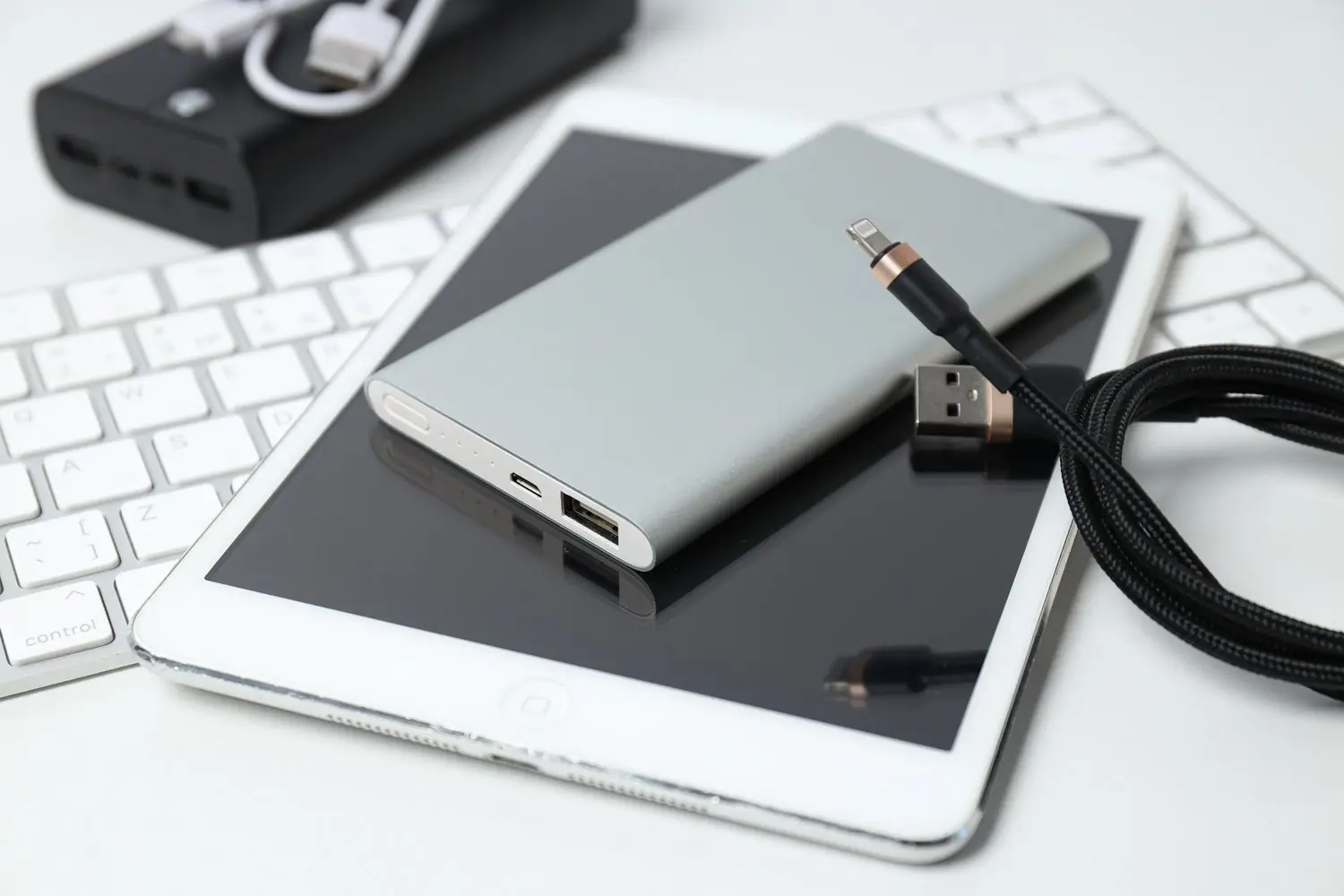 Jak wybrać powerbank do tabletu aby zapewnić długą pracę w podróży