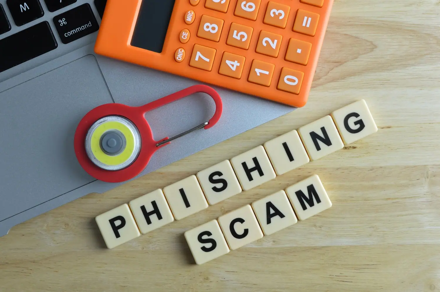 Jak rozpoznać phishing w wiadomościach e-mail i SMS